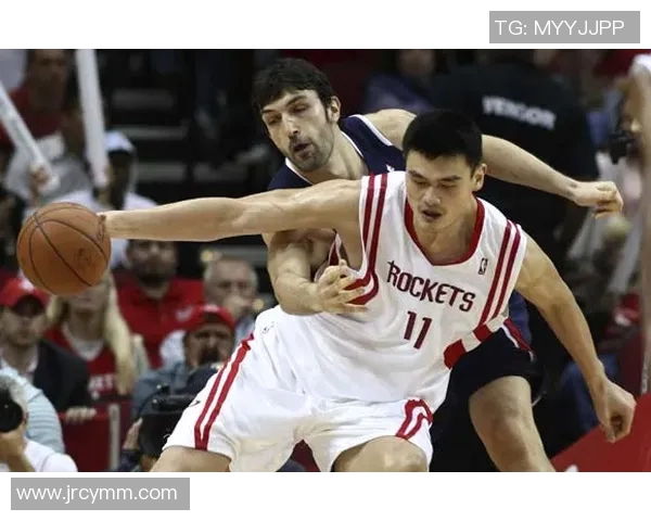 姚明在NBA赛场遭遇鹰队挑战展现出不屈精神与团队合作的精彩瞬间